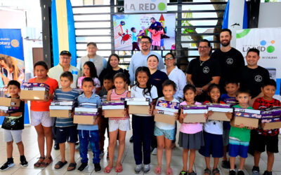 Comprometidos con la comunidad: Caricia dona calzado deportivo a niños de La Libertad